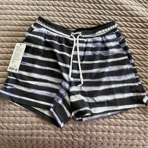Lululemon Men’s LL Pool Short 5” Watercolour Stripe Vapor Graphite Grey
